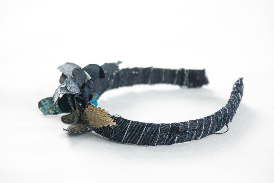 JEANS HEADBAND WITH EMBOSSED FLOWER