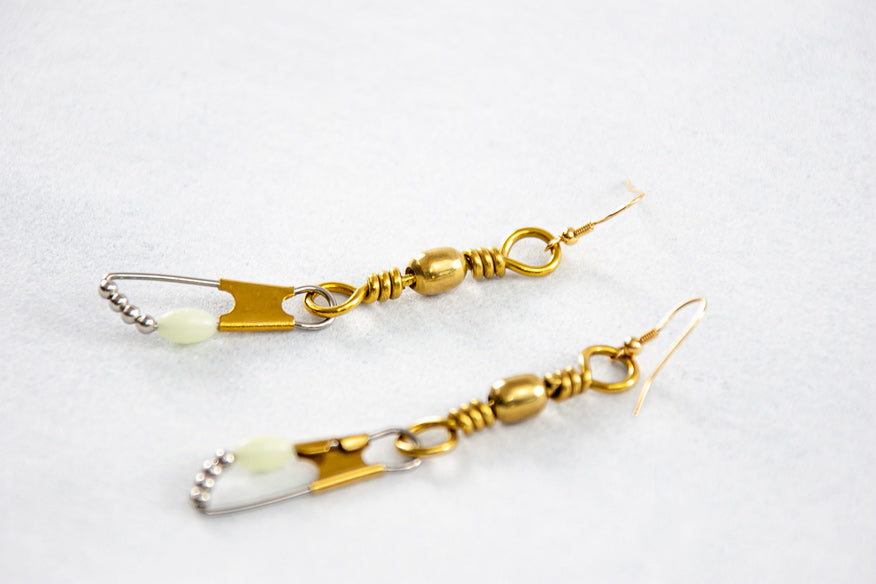 EARRINGS IN METAL WITH FLUORESCENT STONE