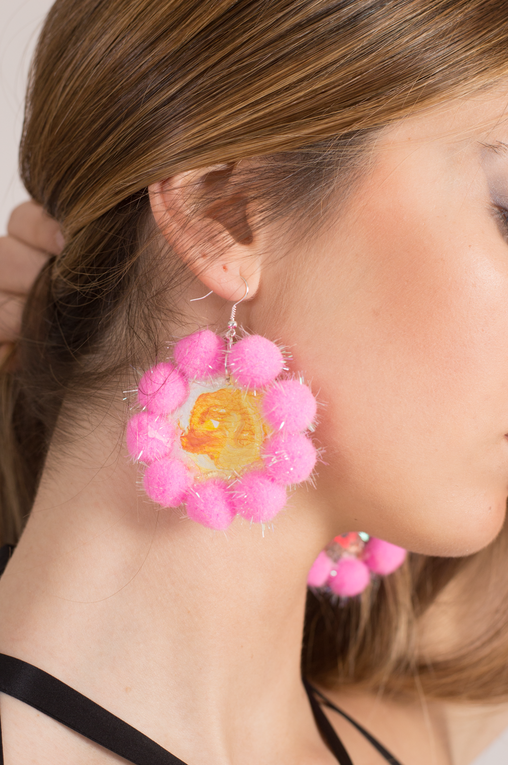 HOOP EARRINGS WITH ROSONE AND FUCHSIA POMPON