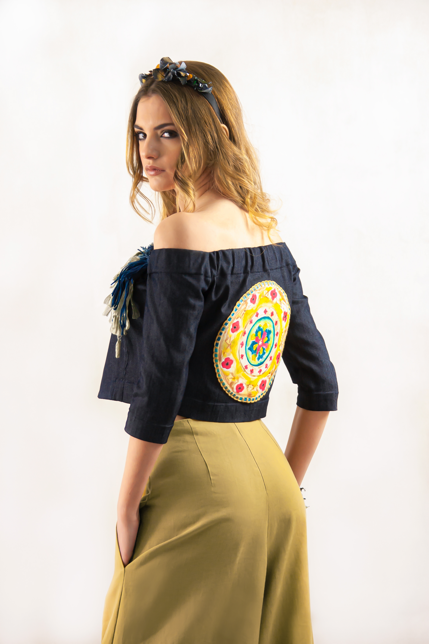 GIUBBINO CROPPED IN CREPE JEANS CON SCOLLO A BARCA E FRANGE MULTICOLOR