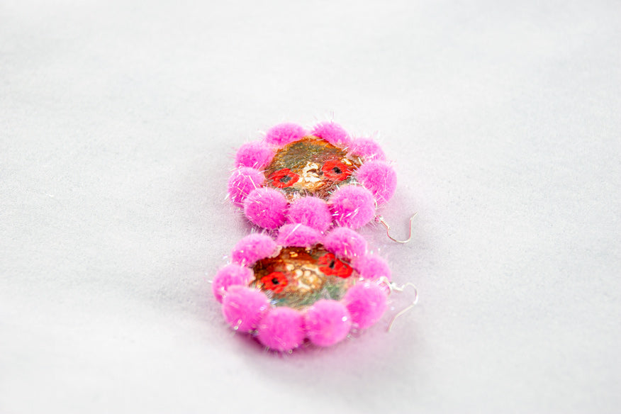 HOOP EARRINGS WITH ROSONE AND FUCHSIA POMPON