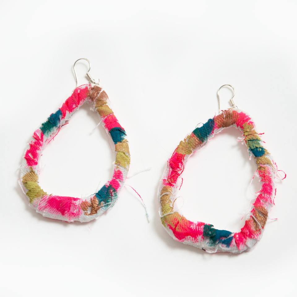 DROP EARRINGS IN JEANS